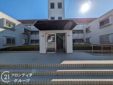 マンションのエントランスは、住まう方々を迎える洗練された空間です。日常の出入りを快適にするための工夫がされています。