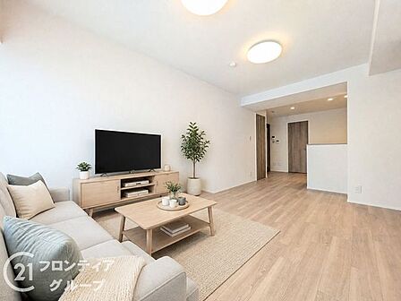 【家具入りイメージ画像】リビングに隣接する扉を開けば約20帖の広々とした空間になります。家族団らんの時間を楽しめる空間ですね