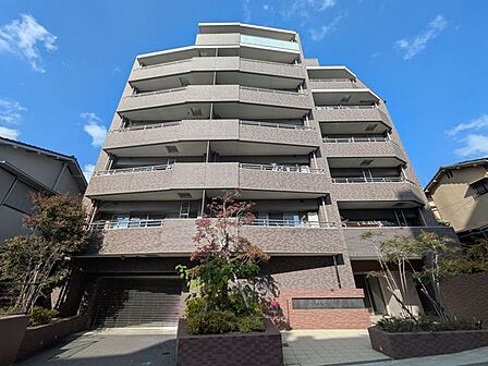 シンプルながらも存在感のあるマンション外観は、住む人を魅了し、日常に特別な時間をもたらします。都会的なデザインが魅力で、住む人に誇りを与える空間です