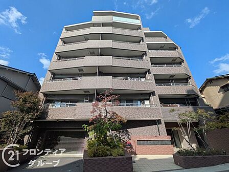 シンプルながらも存在感のあるマンション外観は、住む人を魅了し、日常に特別な時間をもたらします。都会的なデザインが魅力で、住む人に誇りを与える空間です