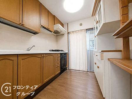 木目調のパネルが落ち着きを演出するキッチンは収納力も充実しています。駅直結の利便性を享受しながらも、家の中では静かに料理を楽しむ上質な時間を過ごせる設計です