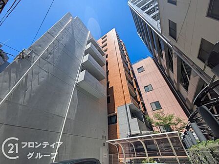 洗練された都心の空に映えるスタイリッシュなフォルムが印象的です。周囲の景観と調和しながらも圧倒的な存在感を放つ佇まいは、住まう人の誇りを満たし日々の暮らしに特別な彩りを添えてくれます