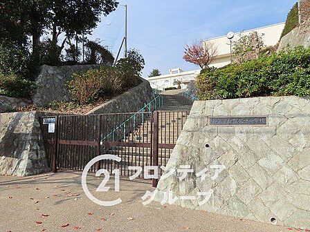 神戸市立高取台中学校 徒歩12分。 960m