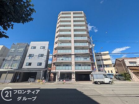 落ち着いた色合いのタイルと開口部のバランスが整った見事な外観です。周囲の街並みに上品に溶け込みながらも、上質な住まいとしての確かな存在感を放っています!