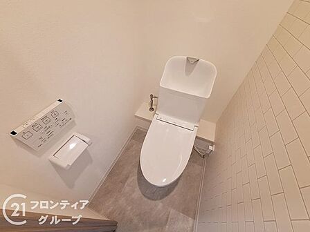 ナチュラルなトーンで統一されたトイレは、空間の広がりを感じる快適設計。床材や壁材にもお手入れのしやすさが配慮されています。毎日使う場所だからこそ、清潔で落ち着ける雰囲気に仕上がっています。
