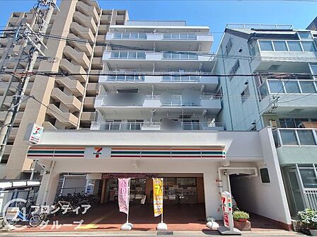 建物全体のフォルムが洗練されており、落ち着いた街並みに馴染むデザイン。外壁や窓の配置にも工夫があり、静かな住宅街で存在感を放ちます。周囲との距離も程よく、暮らしに余裕が生まれる設計です。
