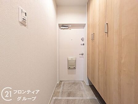 シンプルで落ち着いた印象のマンション玄関。外からの視線を遮り、プライバシーを守りながらも、ゆったりとした空間設計で出入りしやすく、毎日の暮らしを快適にサポートし、心地よさを提供します。