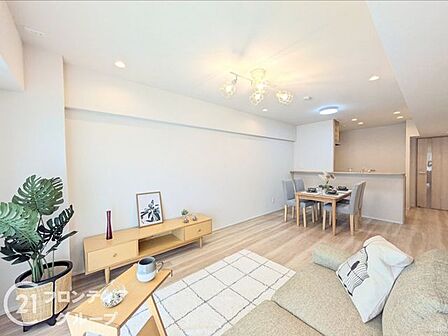 広々としたリビングは、家族全員が集まりやすい空間設計。自然光がたっぷり入り、明るく開放感あふれる雰囲気が魅力です。ゆったりとした空間で、快適に過ごせる居心地の良い場所となっています。