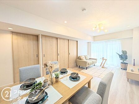 開放的なリビングは家族がくつろげるゆったりとした空間。大きな窓からは自然光が降り注ぎ、明るく温かな雰囲気を作り出します。日常の疲れを癒す、心地よい空間が広がっており、リラックスできる時間を提供します。