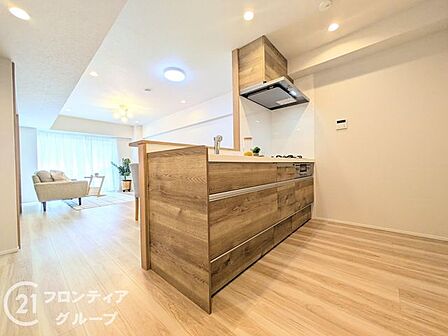 明るく広々としたキッチンは、料理がしやすい動線を考慮した設計。使い勝手の良い収納が豊富で、効率よく作業できます。シンプルなデザインながら機能性を兼ね備え、快適な調理空間を提供します。