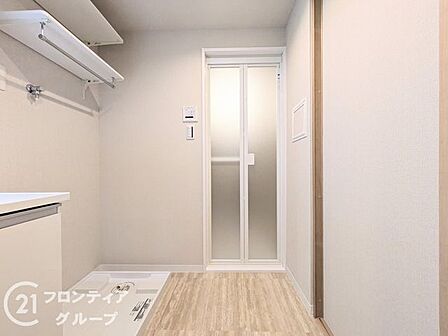 明るく広々としたキッチンは、料理がしやすい動線を考慮した設計。使い勝手の良い収納が豊富で、効率よく作業できます。シンプルなデザインながら機能性を兼ね備え、快適な調理空間を提供します。