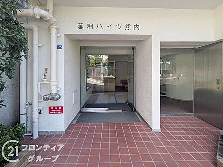端正な佇まいのエントランスは、帰宅するたびに心が和らぎます。開放感のある設計で帰宅時の印象も明るく、住まいの第一印象を高めます。共用部も清掃が行き届いており、疲れて帰ってきた際に安心できる場所です。