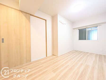 明るく開放感のある部屋は使い勝手の良い広さが魅力。窓から差し込む自然光が温かみのある空間を演出します。収納スペースも充実しており、快適な生活をサポートする理想的な部屋で、自由に使いこなせる空間です。