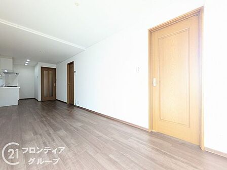 リビングは、シンプルでありながらも高級感のあるデザインです。快適な暮らしをサポートします。