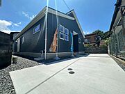 駐車2台可能。ブラックの外観が映える住まいです。