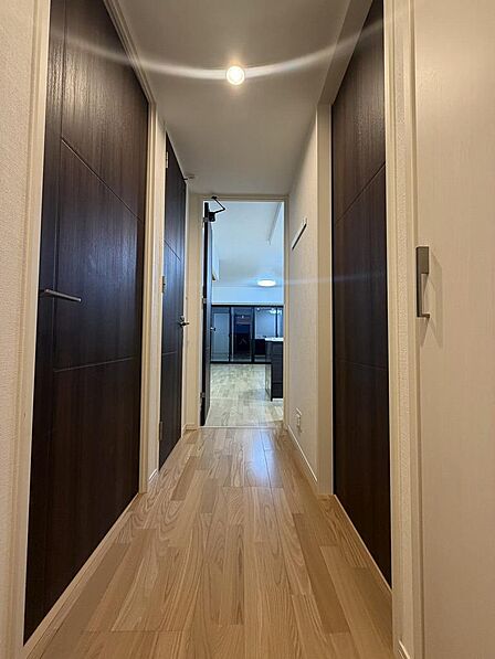 室内へ続く、落ち着いた雰囲気の廊下です。