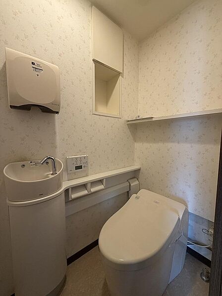 手洗い器・収納棚付きで、機能性にも配慮されたトイレです。