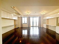 リフォーム前。約19畳のLDKとなります。