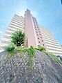 高台にそびえる...