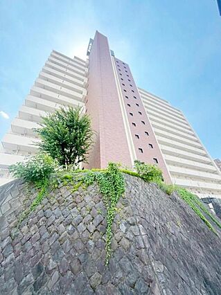 高台にそびえる...