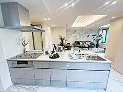 機能美を追求したアイランドキッチン。広々とした作業スペースと、最新の調理機器が、あなたの料理の腕をさらに引き出します