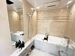 細部までこだわった、ホテルライクなバスルーム。広々とした空間と、清潔感あふれるタイル使いが、上質な時間を演出します