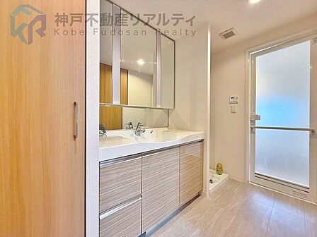◆収納も兼ね備えた三面鏡付きの洗面化粧台でミラー裏には化粧品や洗面用品類が収納できます♪