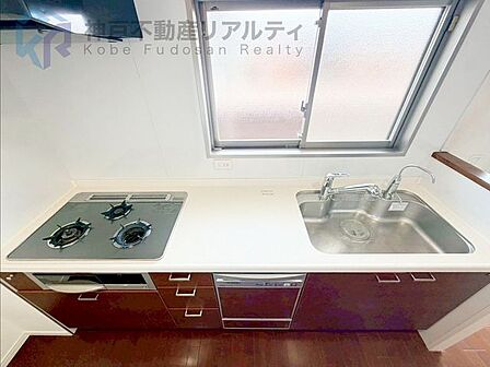 食洗機付システムキッチンコンロ三口あり。調理の時間短縮ができて大変便利です。