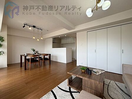 ◇LDK約17.0帖ございます♪南西向きにつき日が差し込みます♪家具、小物はディスプレイです