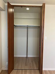 リビング横の洋室には約1.6畳のゆとりのウォークインクローゼットが備わってます。