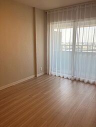 約7.1畳の主寝室。窓も大きく明るいお部屋でベッドもサイズ問わず設置可能なお広さです。