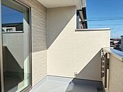 お隣との目線が気にならないような配慮が良い！一部屋根が出ているので雨が降っても足元濡れにくいです