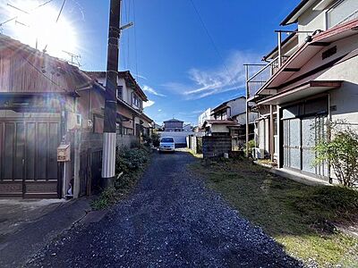 外観：前面道路含む現地写真