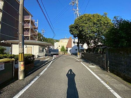交通量も少なく、閑静な住宅街にあります♪
