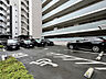 駐車場：全て平置きタイプの敷地内駐車場。機械式と比べて乗り降りしやすく、メンテナンス費用を抑えられます。