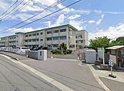 佐賀市立西与賀小学校 徒歩19分。 1490m