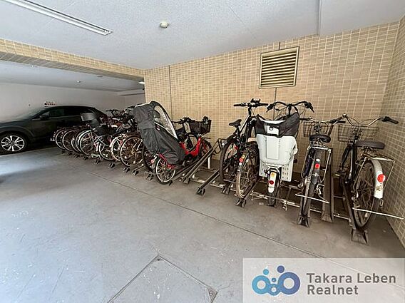 屋根付きの駐輪...