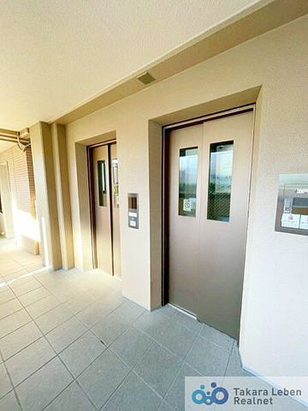 複数台のエレベーターを備えたマンション。待ち時間が分散されやすく、日常の移動がしやすい共用設備です。