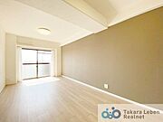 家族が集まる場所だからこそ、採光と通風を確保した心地よいリビングとなっております。自然と家族皆が揃い、笑顔が溢れる場となりそうです。
