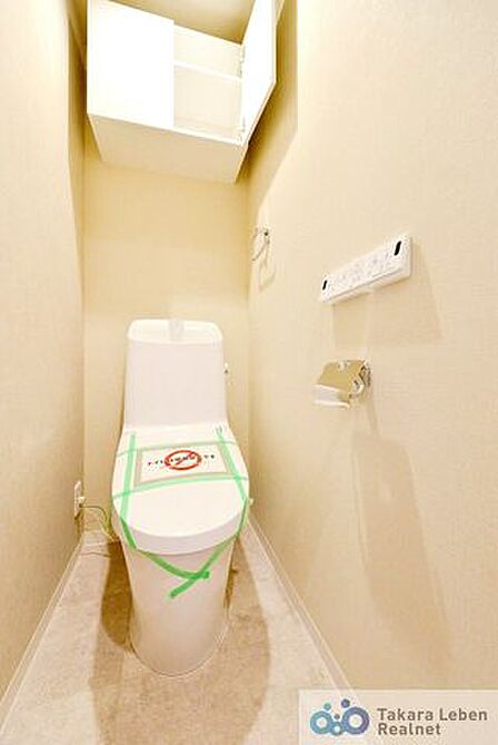 ウォシュレット機能付きのトイレ。収納付きで、便座がスッキリした印象となり、限られた空間を広く見せる効果があります。