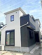 閑静な住宅地に佇む2階建て住宅。南西向きで陽当り良好です。