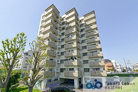 穏やかな空気感に包まれた住宅街に映える、気品ある外観。住まう人の日常に安心感と心地よさをもたらす、上質な住空間を予感させます。