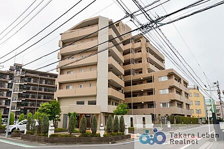 陽光を浴び照らされた美しい煌めきのフォルムが、周りの風景に馴染みながらも存在感を際立たせております。もちろん、その中にもどこか優しさを感じさせるカラーを採用し、住まう人を優しく包み込みます。