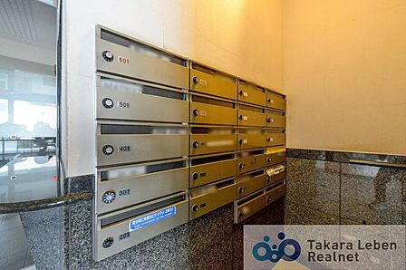 メールボックスコーナーも綺麗に整えられております。共用部分が清潔に保たれていると、マンション全体の品格が上がりますね。