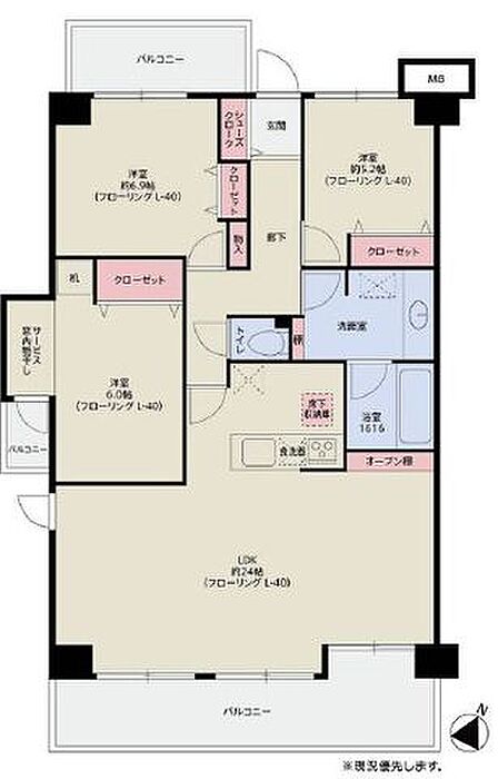 眺望良好な5階角住戸。LDKは広々24帖で家具を配置しても開放感のある空間
