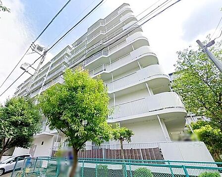 洗練されたフォルムと柔らかな印象を併せ持つ外観デザイン。街並みに自然と溶け込みながら、居住者様を優しく迎え入れます。