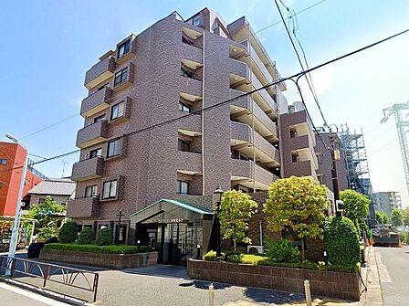 陽光を浴び照らされた美しい煌めきのフォルムが、周りの風景に馴染みながらも存在感を際立たせております。もちろん、その中にもどこか優しさを感じさせるカラーを採用し、住まう人を優しく包み込みます。