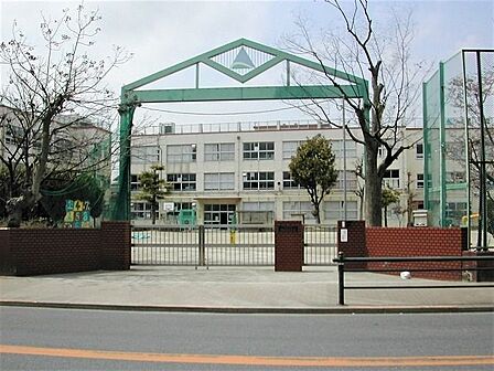 足立区立西新井小学校 徒歩5分。 350m