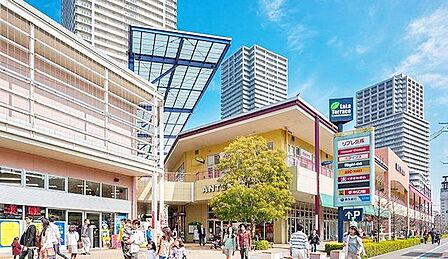 LaLaテラス南千住 徒歩9分。 700m