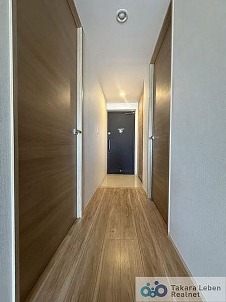 ナチュラルカラーの室内廊下、明るく開放感のある空間を演出します。